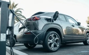 Nación abre la importación sin arancel de 50 mil autos eléctricos e híbridos para 2026