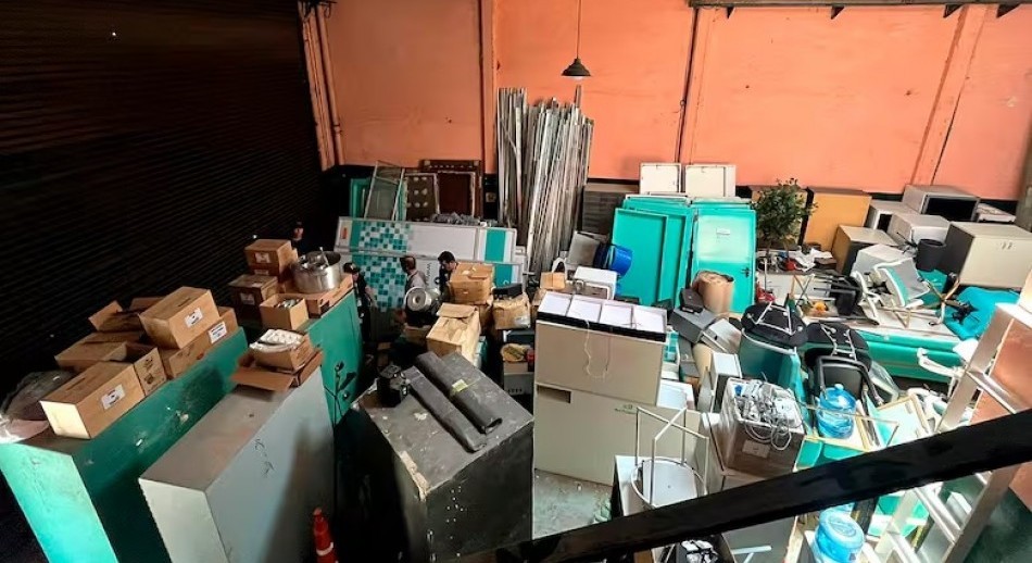 Detuvieron a la tesorera de Sur Finanzas, cuando se llevaba cajas y celulares de un galpón