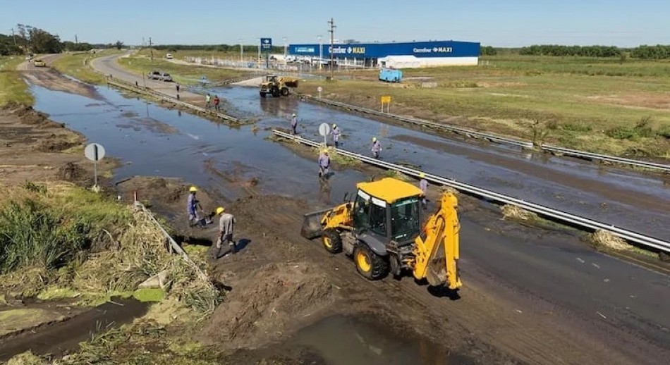 Un desborde cloacal provocó la rotura del asfalto y un caos vehicular en el ingreso a Pinamar