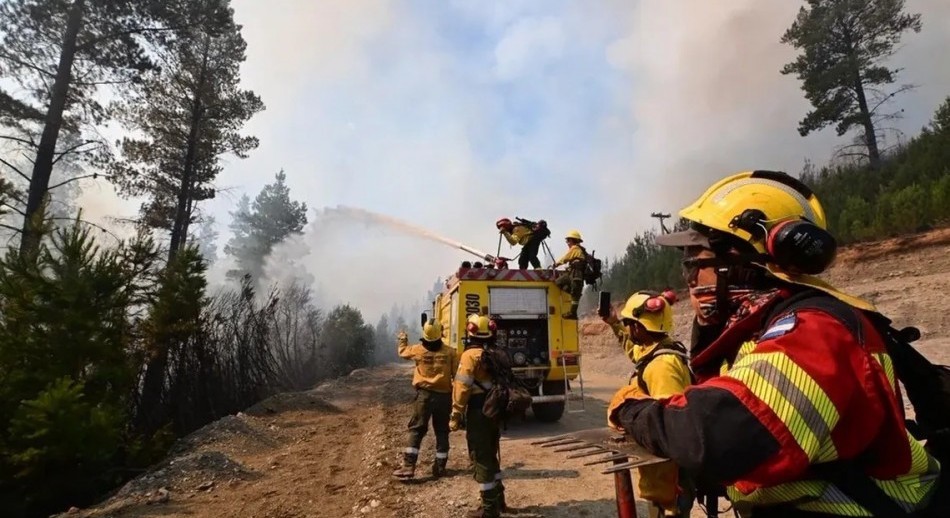 Incendios en la Patagonia: el Gobierno asistió con $100.000 millones a Bomberos