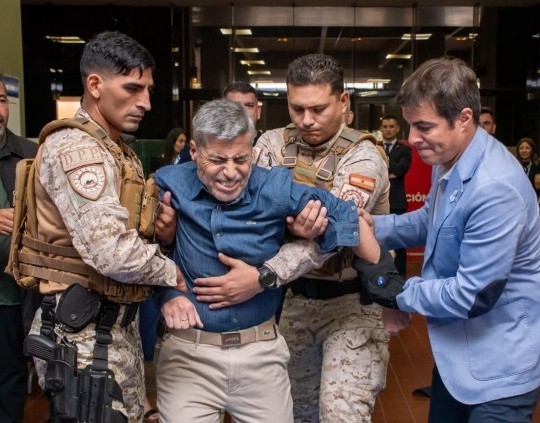 El ministro de Seguridad se dejó electrocutar ante las cámaras