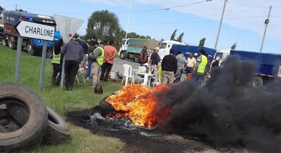 Transportistas de granos protestan a la vera de las rutas en reclamo de una suba de tarifas