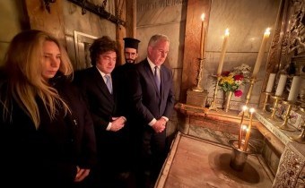 Milei rindió homenaje al papa Francisco desde el Santo Sepulcro y envió una carta al Episcopado