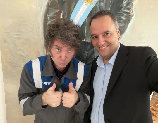 Javier Milei no le suelta la mano: 
