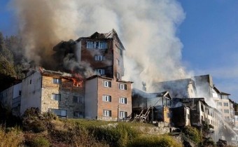 Feroz incendio destruyó histórico Hotel Huemul de Bariloche: Dos bomberos hospitalizados