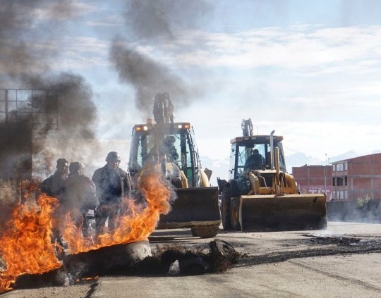 El presidente de Bolivia decretó el estado de excepción para desactivar los bloqueos de rutas