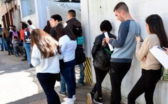El desempleo mostró una leve baja al 7,8% en el primer trimestre