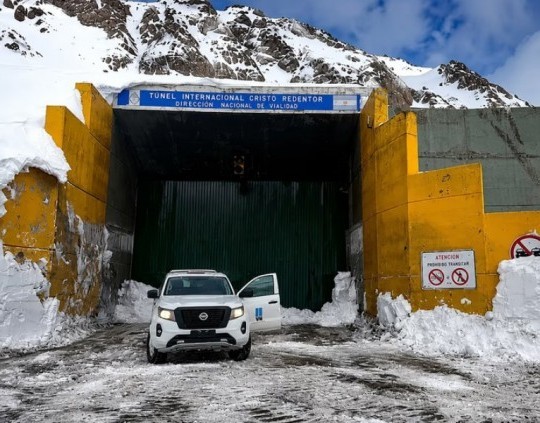 Nieve y ráfagas de 160 km/h: el Cristo Redentor cumple un mes cerrado