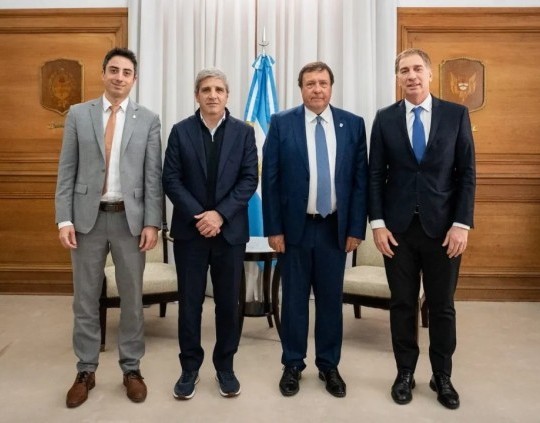 Weretilneck firmó con Nación el traspaso de las rutas 22 y 151 y el Tren del Valle