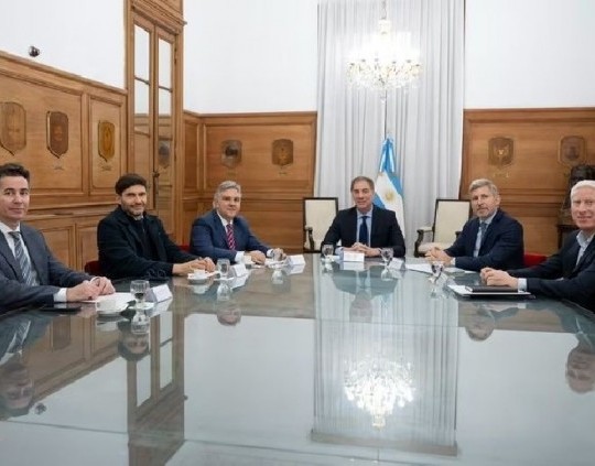 Santilli recibió a gobernadores de la zona Centro: infraestructura vial y energética