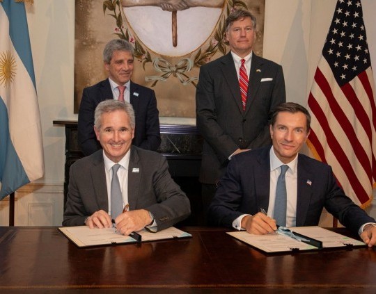 Argentina y EEUU firmaron un histórico acuerdo de inversión de hasta USD 7.000 millones para 2027