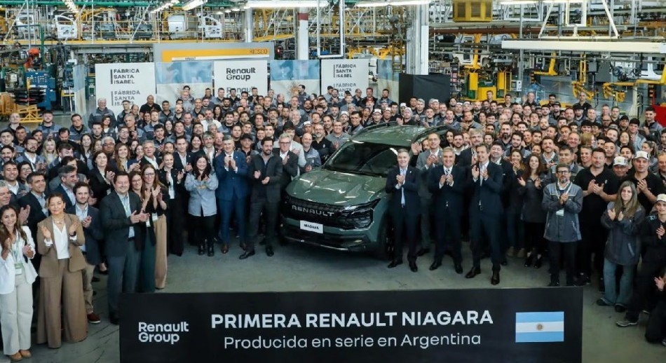 Renault presentó en Córdoba su nueva pickup y Llaryora pidió cuidar a la industria